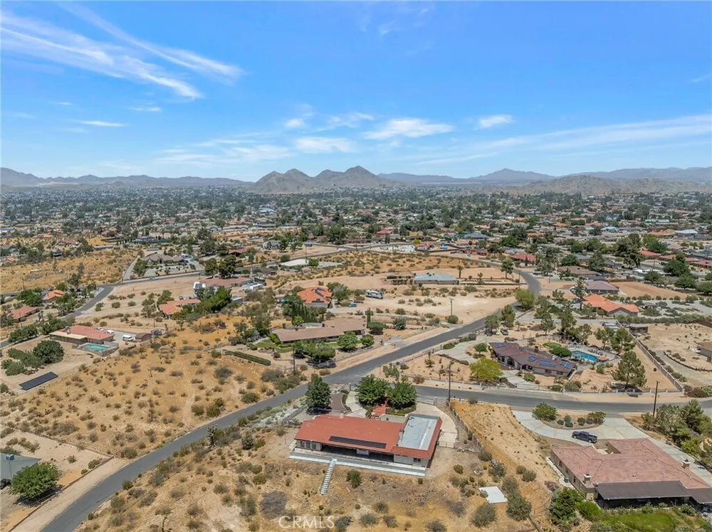 19585 Crest Dr, Apple Valley, CA 92307