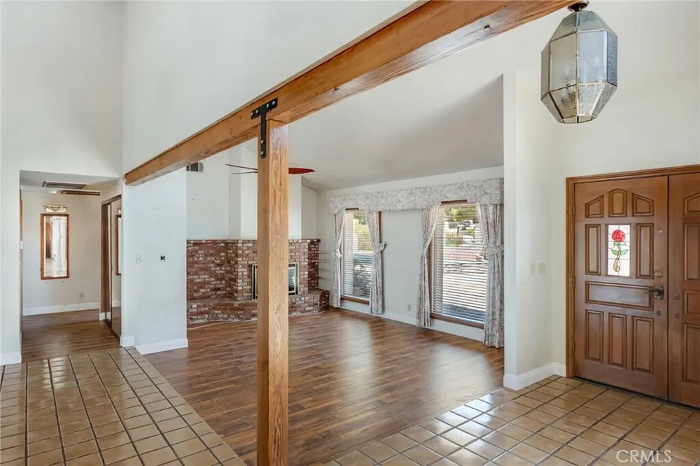 19585 Crest Dr, Apple Valley, CA 92307