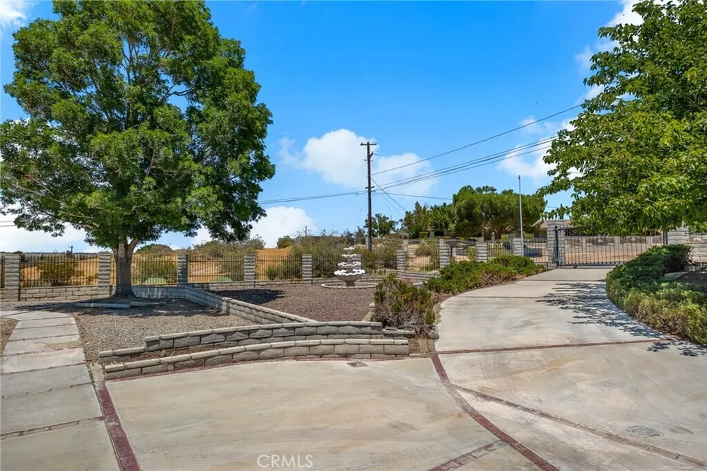 19585 Crest Dr, Apple Valley, CA 92307