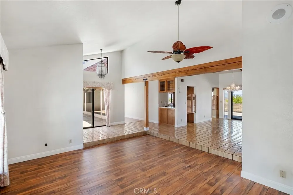 19585 Crest Dr, Apple Valley, CA 92307