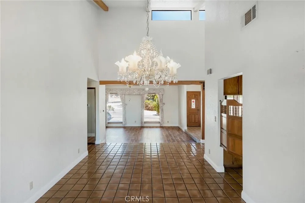 19585 Crest Dr, Apple Valley, CA 92307