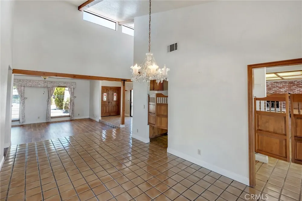 19585 Crest Dr, Apple Valley, CA 92307