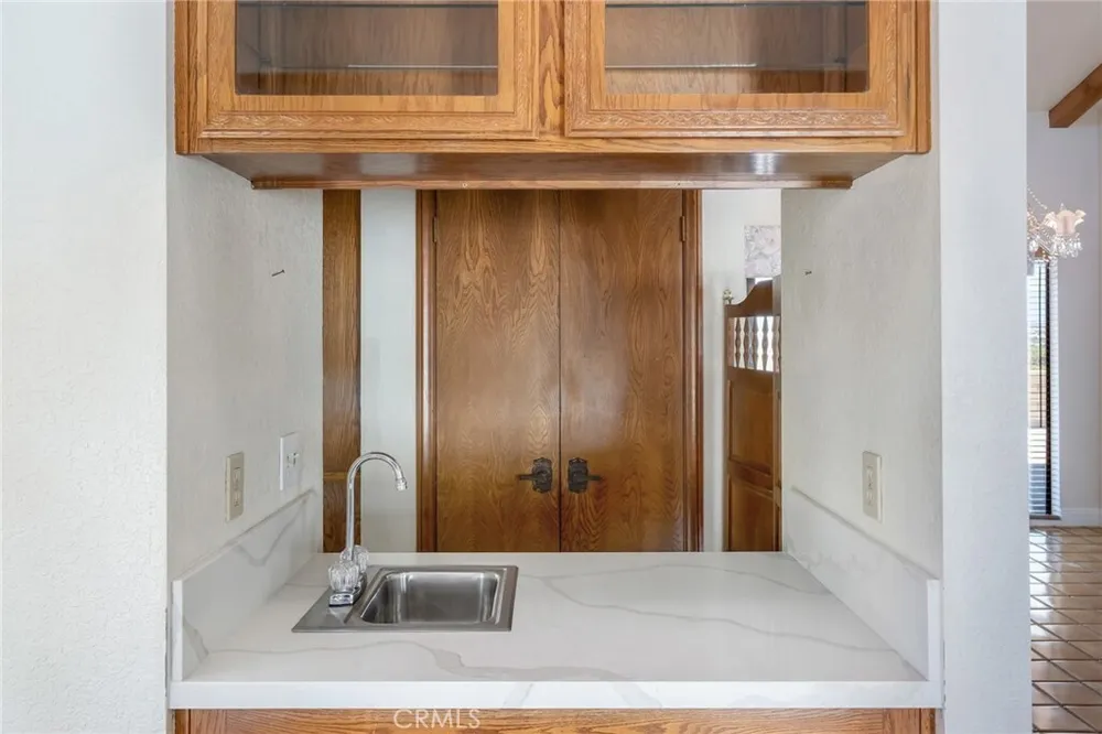19585 Crest Dr, Apple Valley, CA 92307
