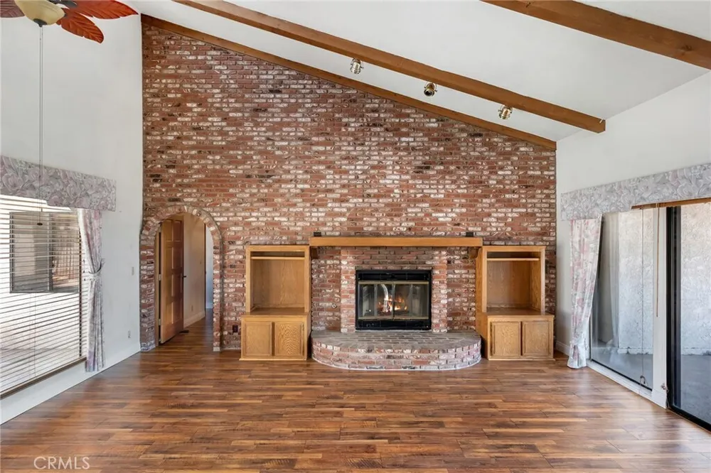 19585 Crest Dr, Apple Valley, CA 92307