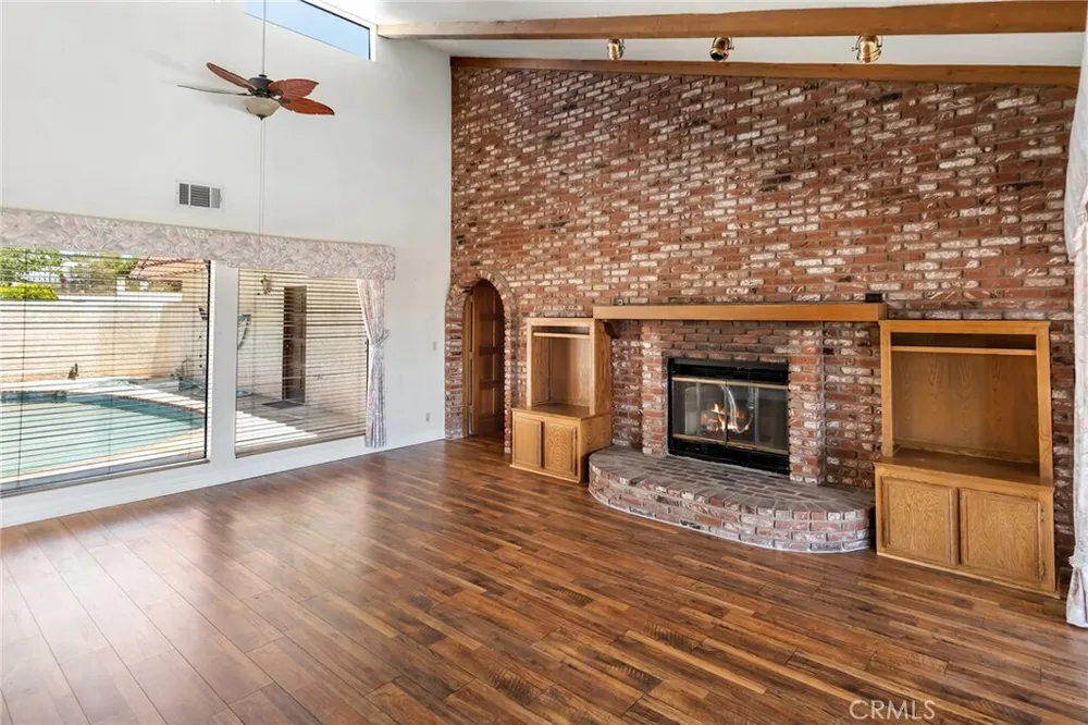 19585 Crest Dr, Apple Valley, CA 92307