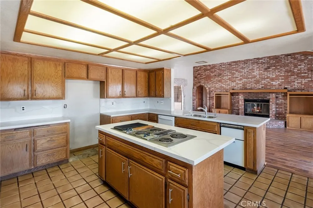 19585 Crest Dr, Apple Valley, CA 92307