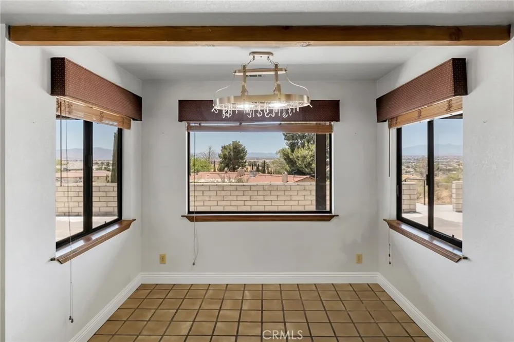 19585 Crest Dr, Apple Valley, CA 92307