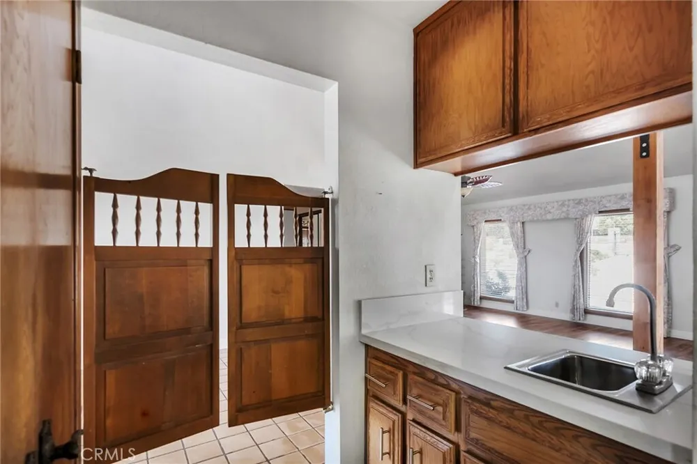 19585 Crest Dr, Apple Valley, CA 92307