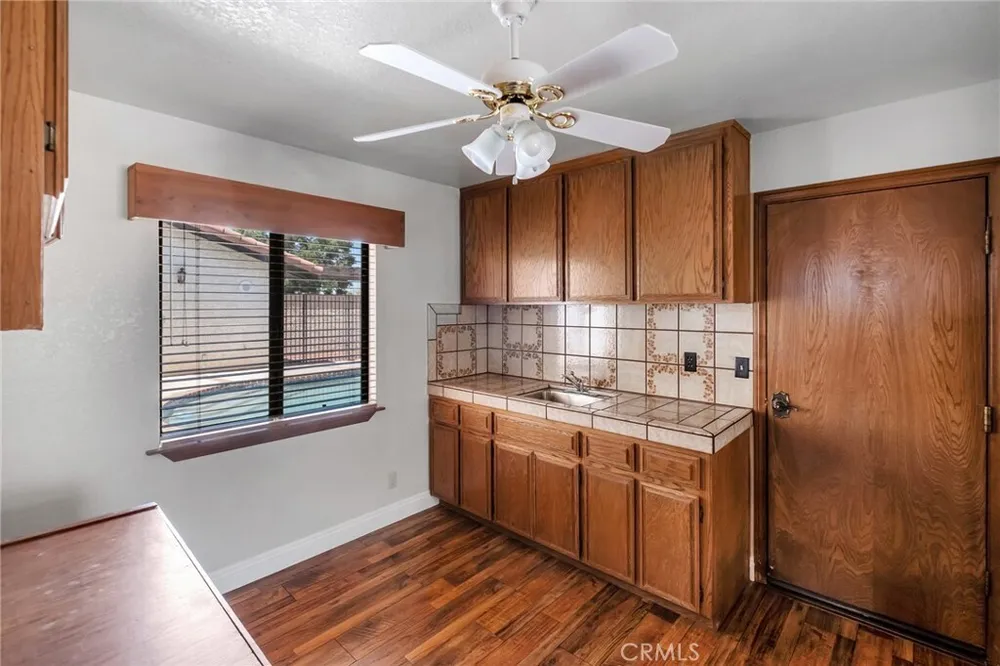 19585 Crest Dr, Apple Valley, CA 92307