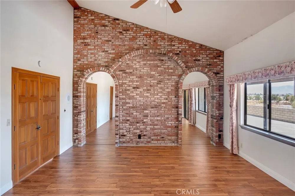 19585 Crest Dr, Apple Valley, CA 92307