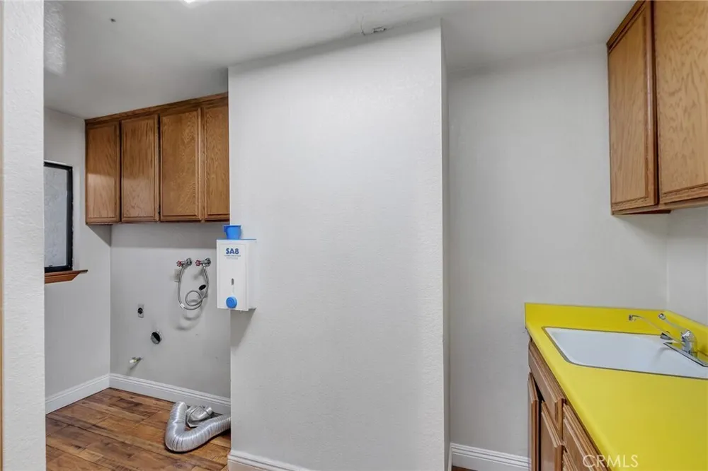 19585 Crest Dr, Apple Valley, CA 92307