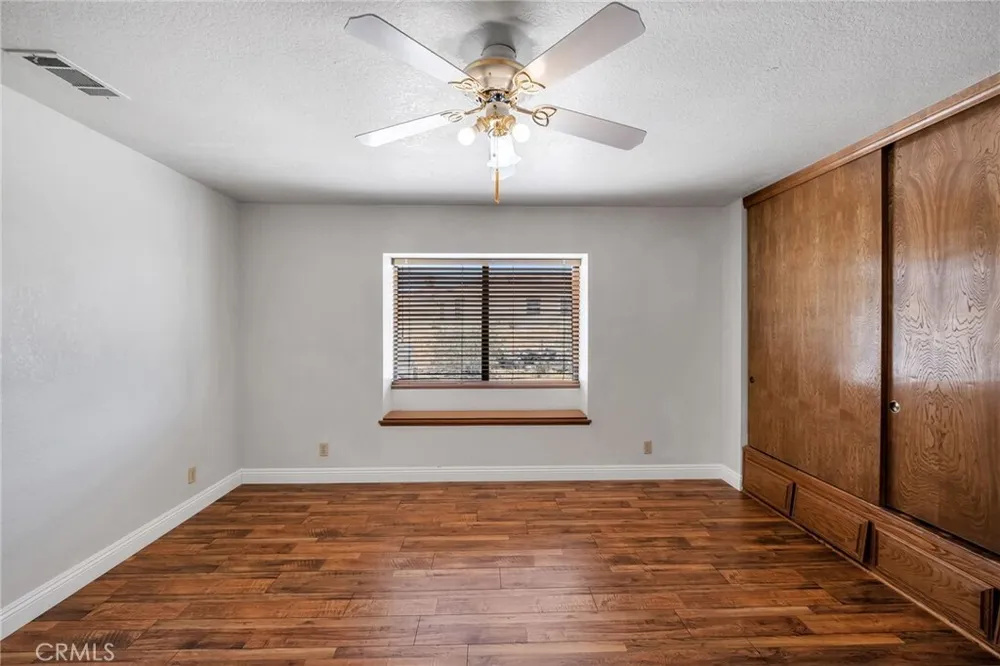 19585 Crest Dr, Apple Valley, CA 92307