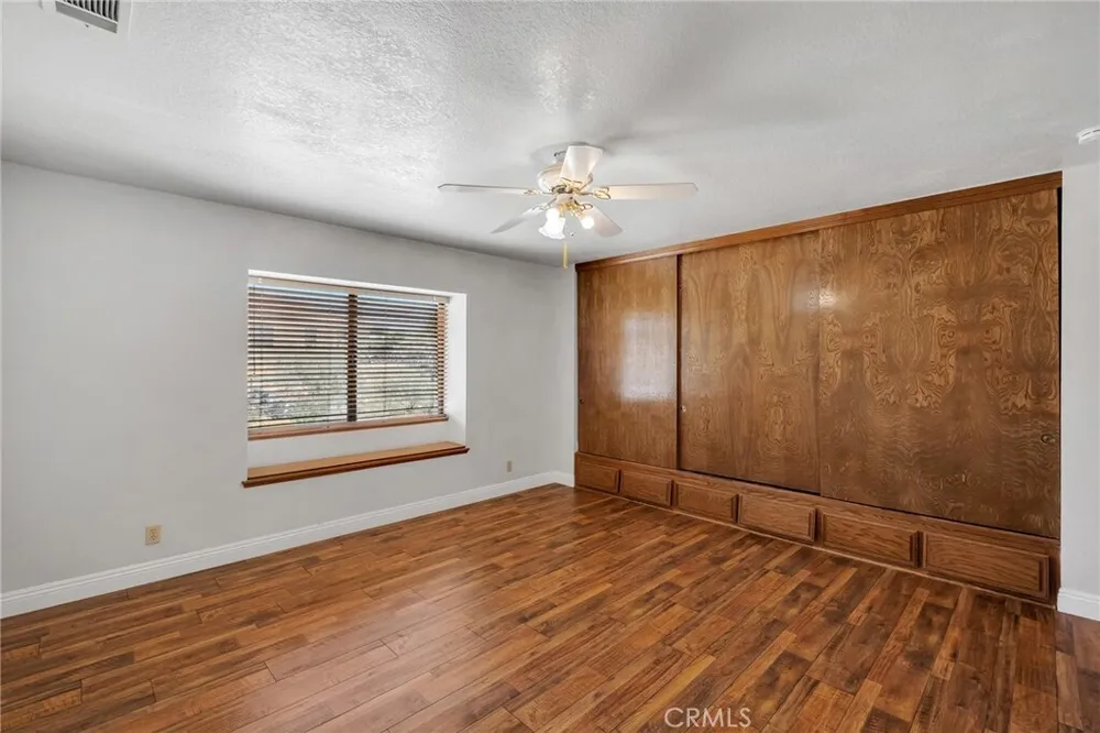 19585 Crest Dr, Apple Valley, CA 92307