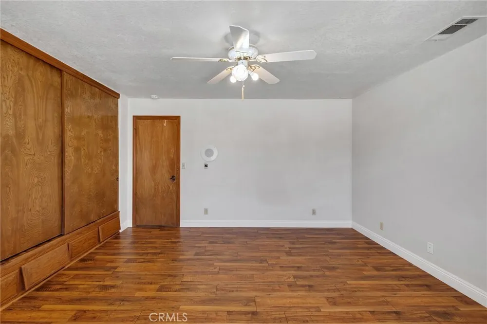 19585 Crest Dr, Apple Valley, CA 92307