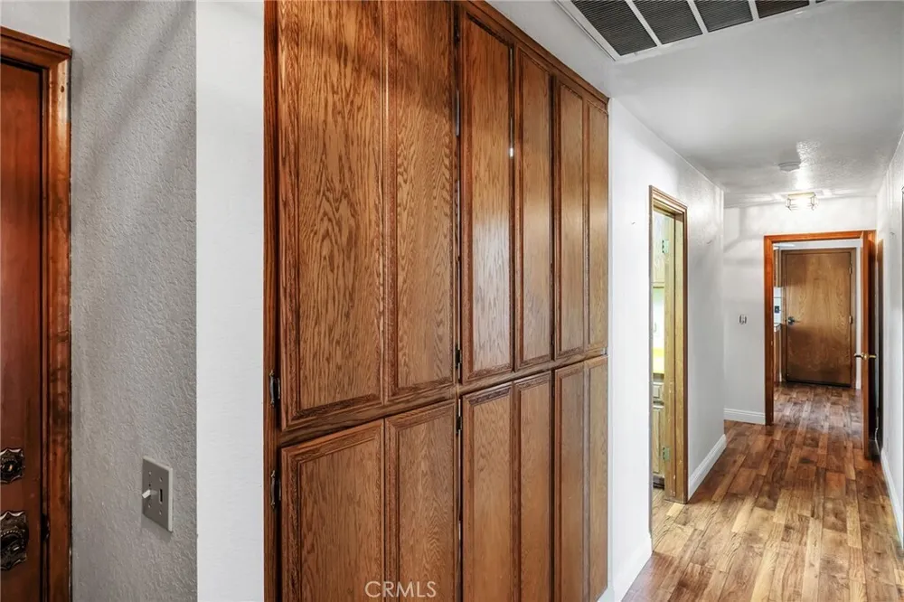 19585 Crest Dr, Apple Valley, CA 92307