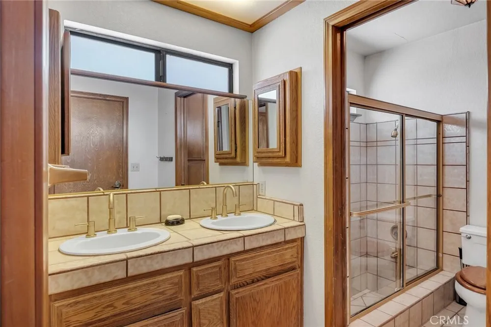 19585 Crest Dr, Apple Valley, CA 92307