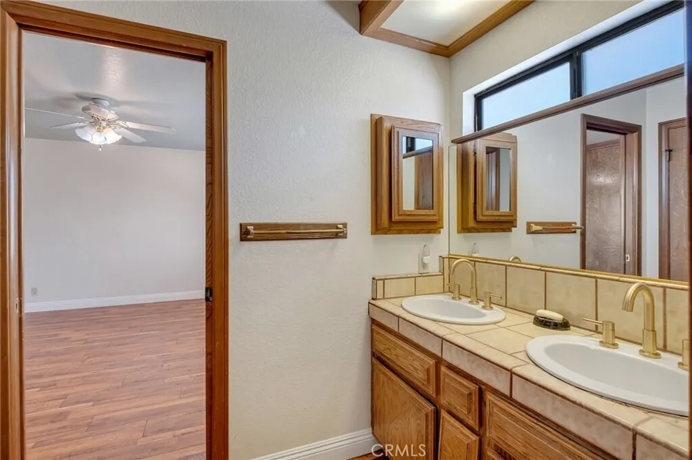 19585 Crest Dr, Apple Valley, CA 92307