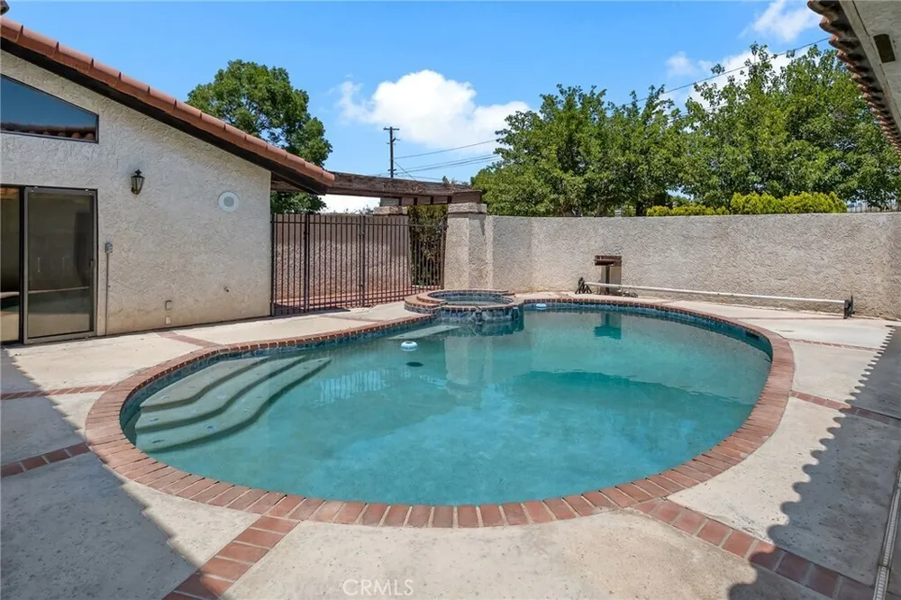 19585 Crest Dr, Apple Valley, CA 92307