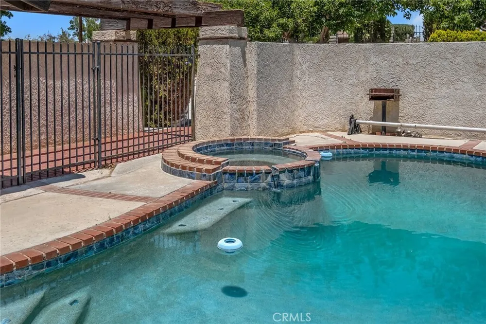 19585 Crest Dr, Apple Valley, CA 92307