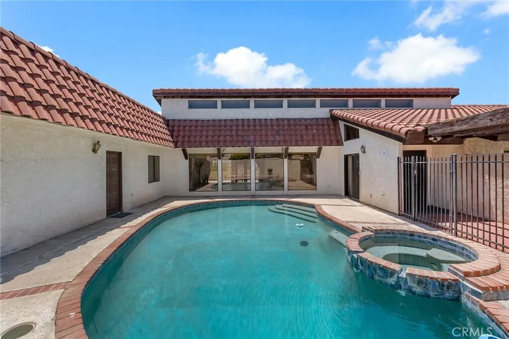 19585 Crest Dr, Apple Valley, CA 92307