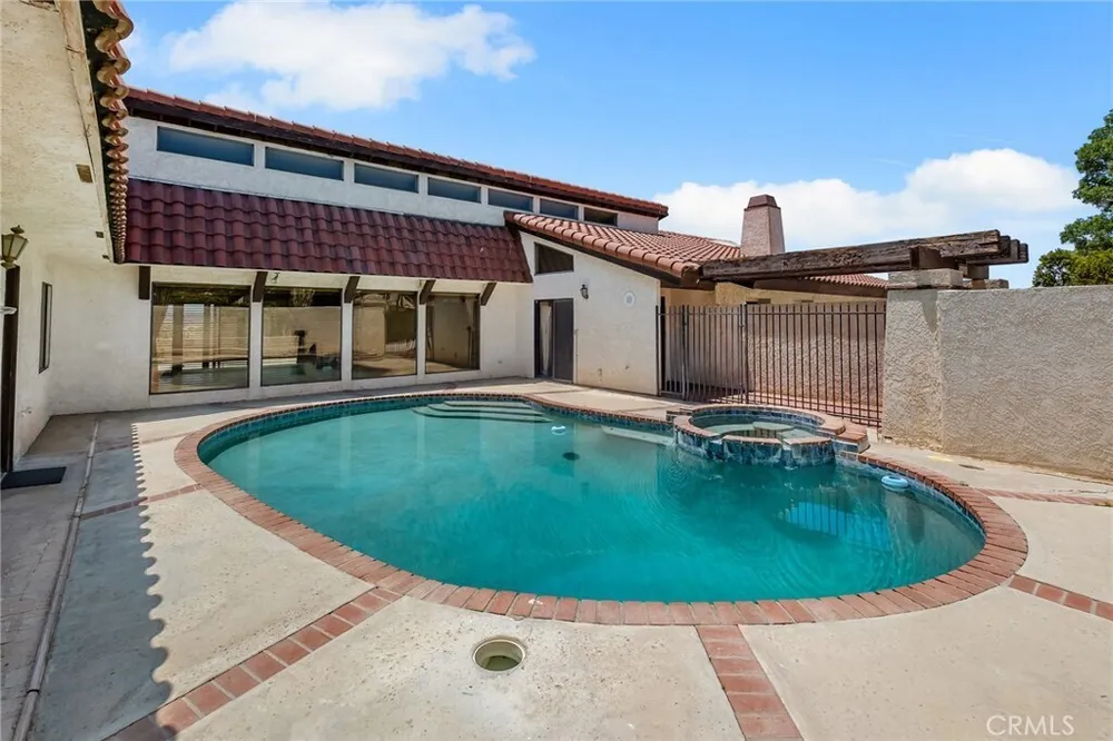 19585 Crest Dr, Apple Valley, CA 92307