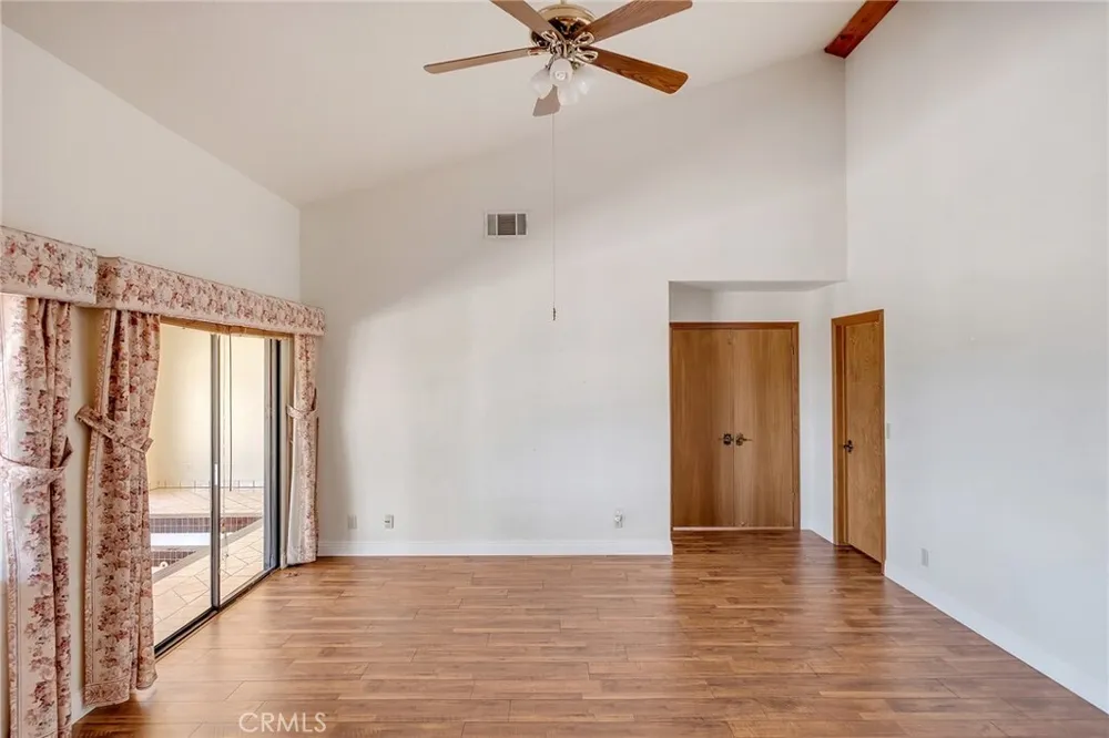 19585 Crest Dr, Apple Valley, CA 92307
