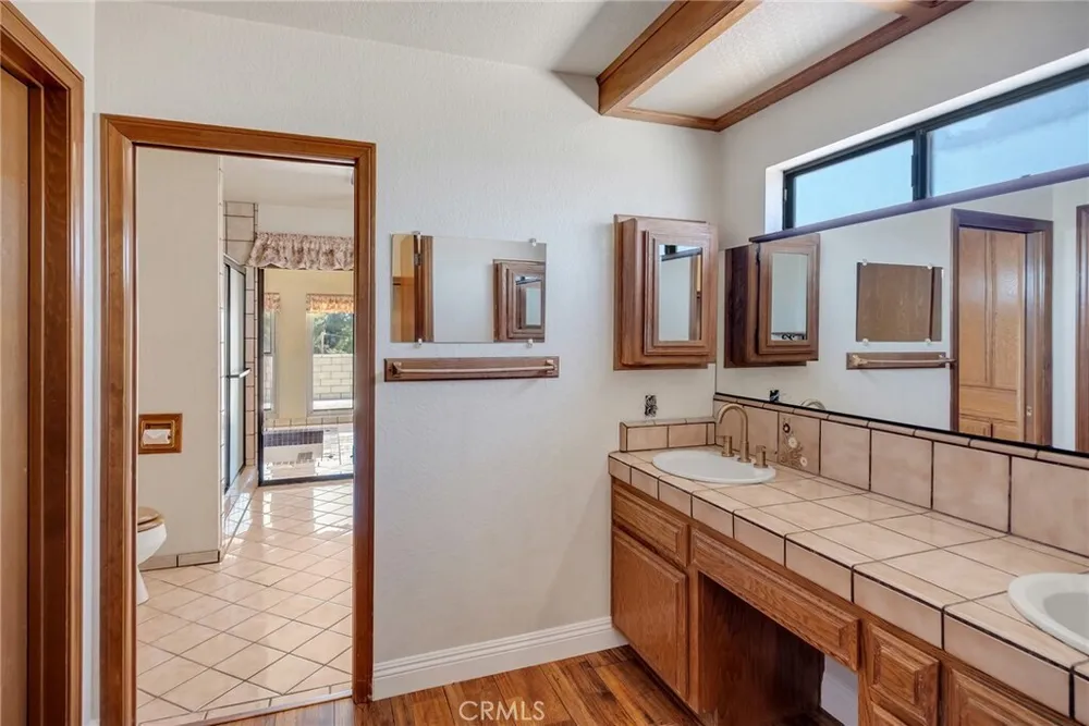 19585 Crest Dr, Apple Valley, CA 92307