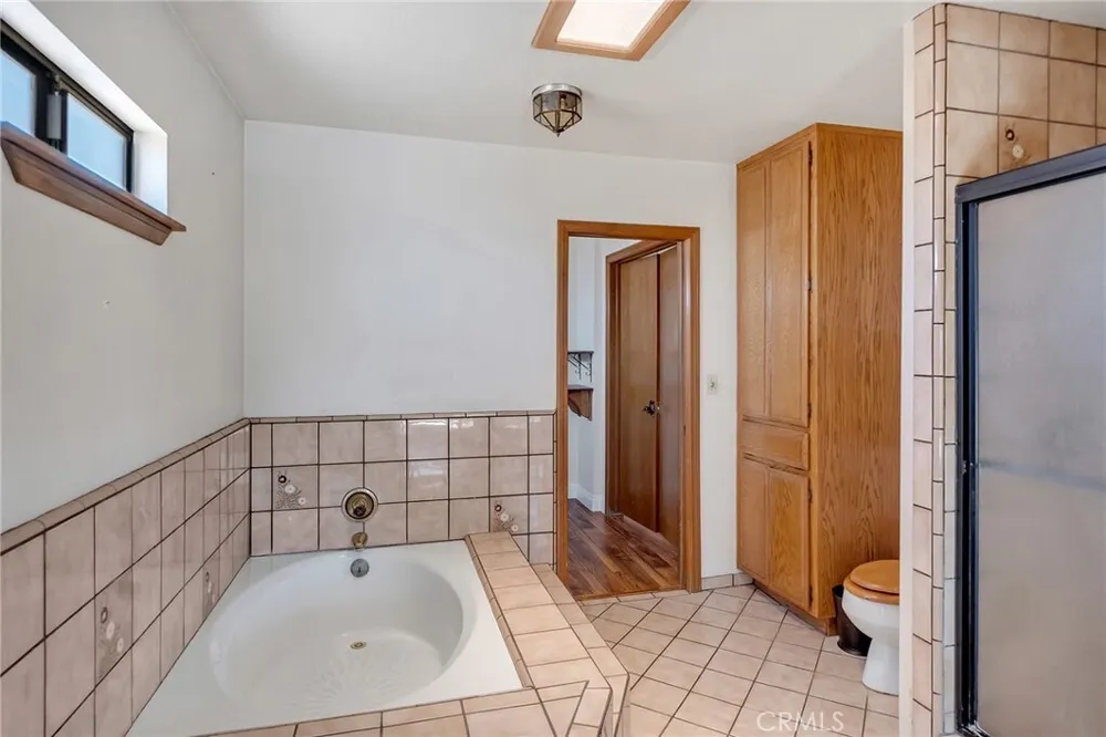 19585 Crest Dr, Apple Valley, CA 92307