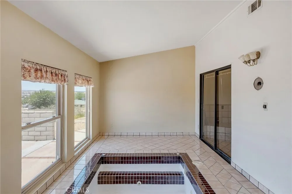 19585 Crest Dr, Apple Valley, CA 92307