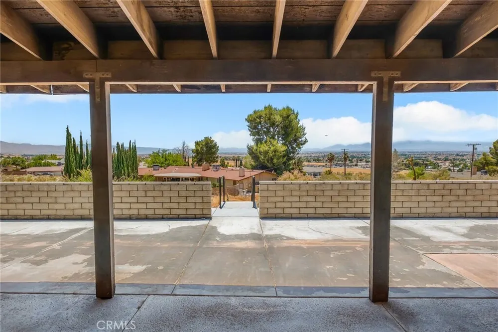 19585 Crest Dr, Apple Valley, CA 92307
