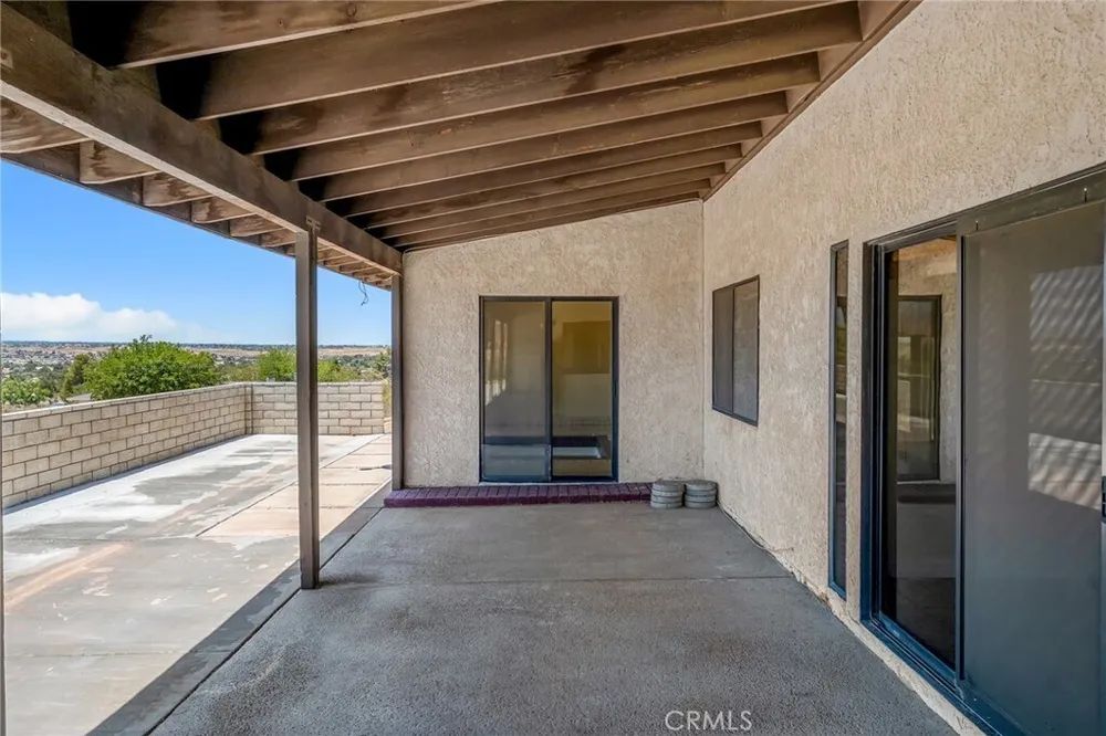 19585 Crest Dr, Apple Valley, CA 92307