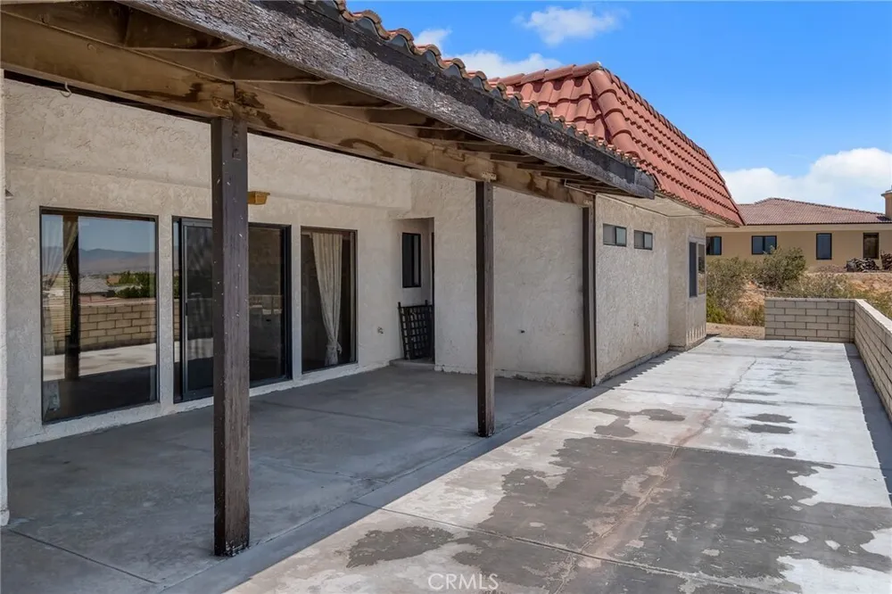19585 Crest Dr, Apple Valley, CA 92307