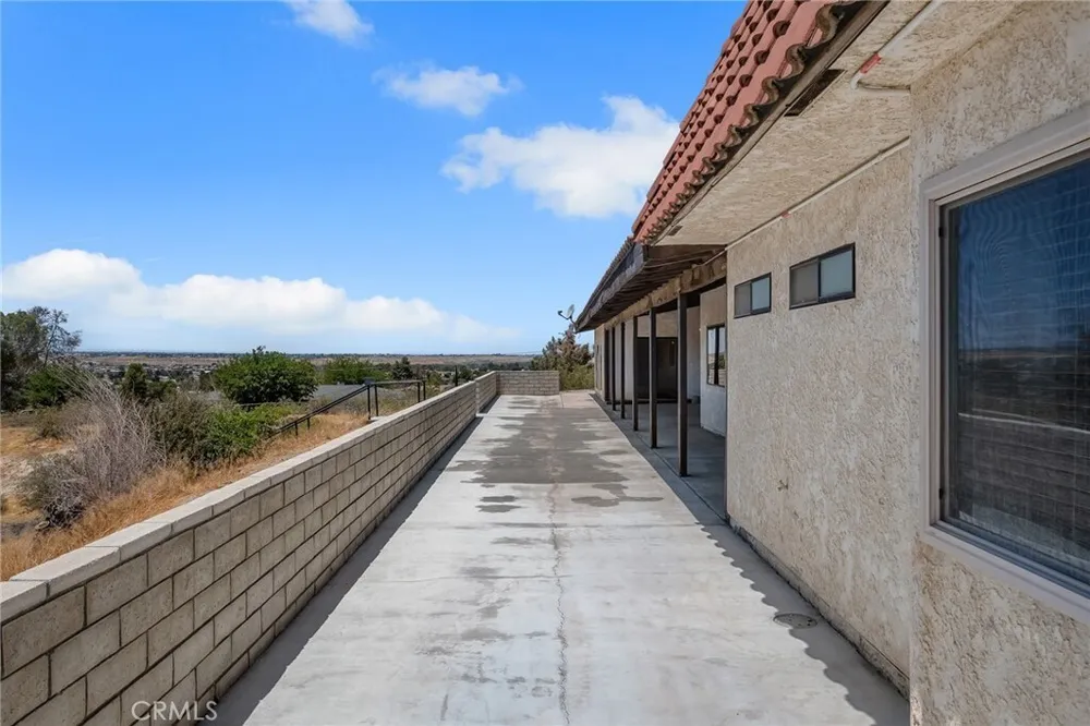 19585 Crest Dr, Apple Valley, CA 92307