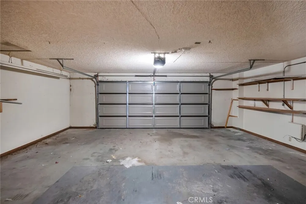 19585 Crest Dr, Apple Valley, CA 92307