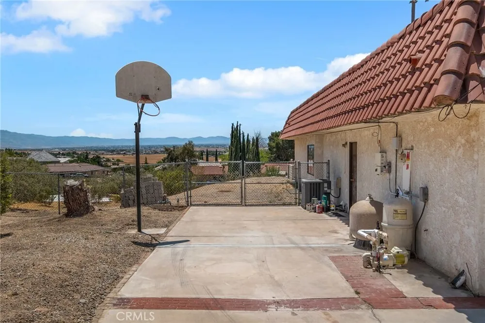 19585 Crest Dr, Apple Valley, CA 92307
