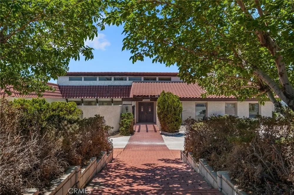 19585 Crest Dr, Apple Valley, CA 92307