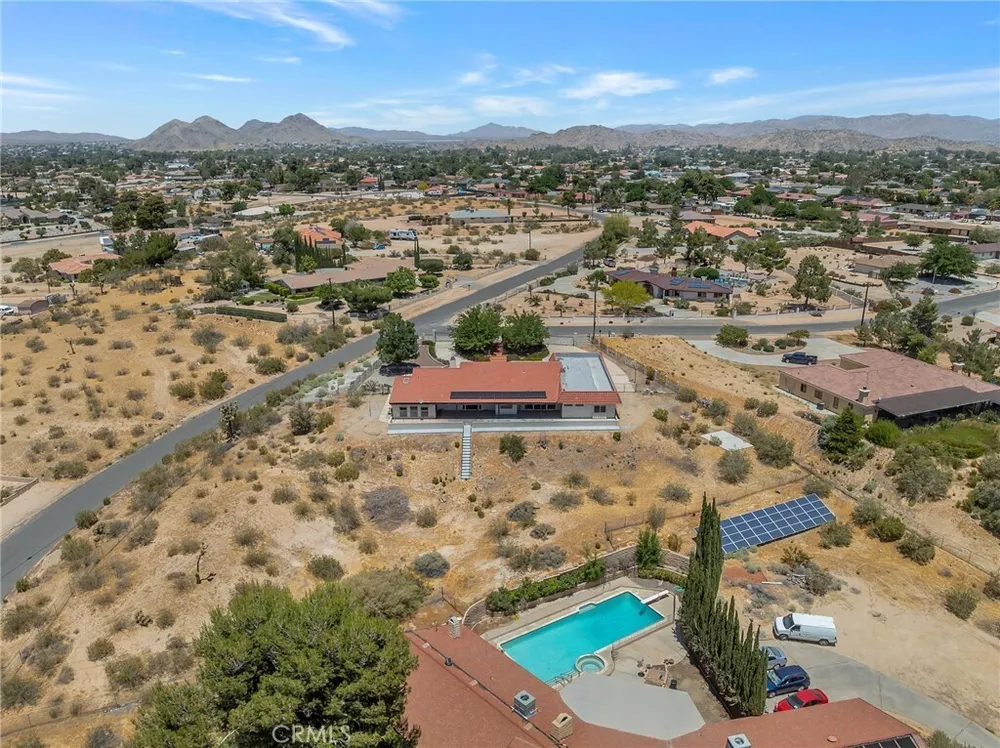 19585 Crest Dr, Apple Valley, CA 92307