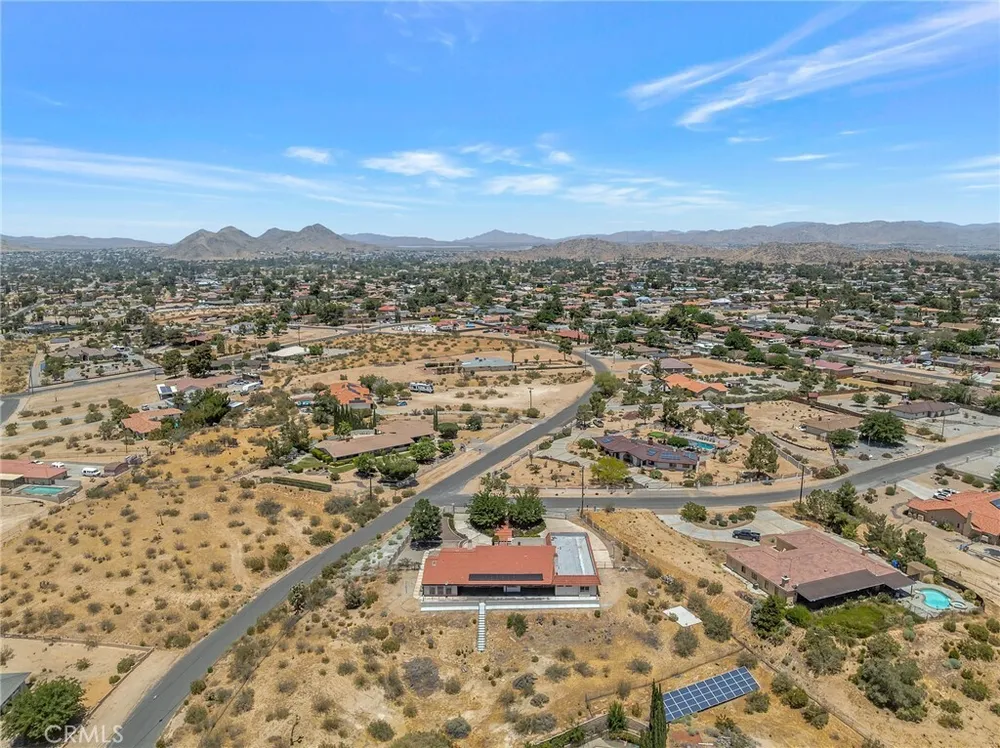 19585 Crest Dr, Apple Valley, CA 92307