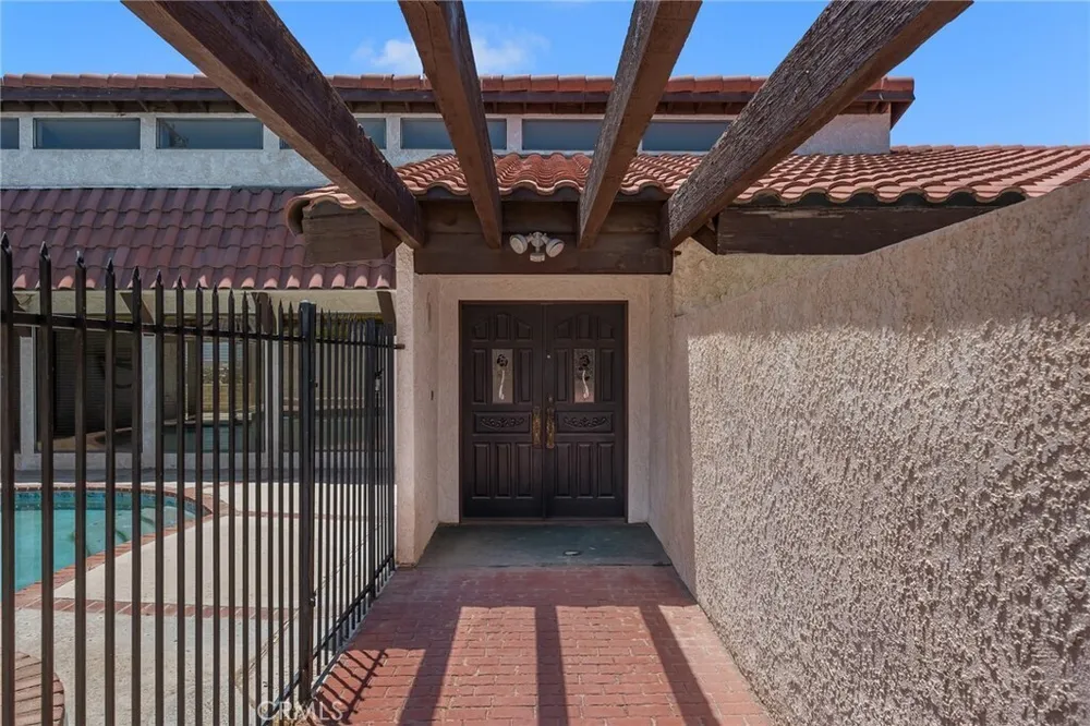 19585 Crest Dr, Apple Valley, CA 92307