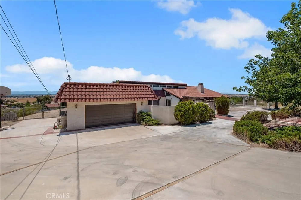 19585 Crest Dr, Apple Valley, CA 92307
