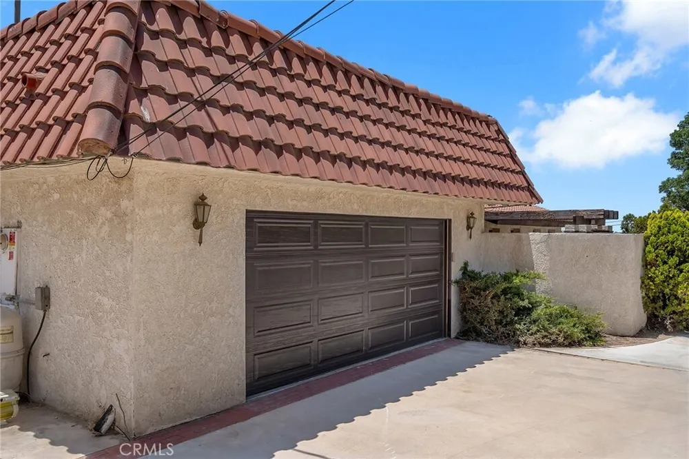 19585 Crest Dr, Apple Valley, CA 92307