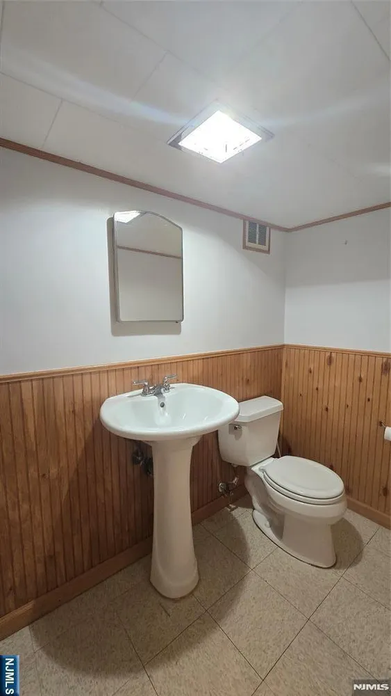 446 Maple Hill Dr, Hackensack, NJ 07601