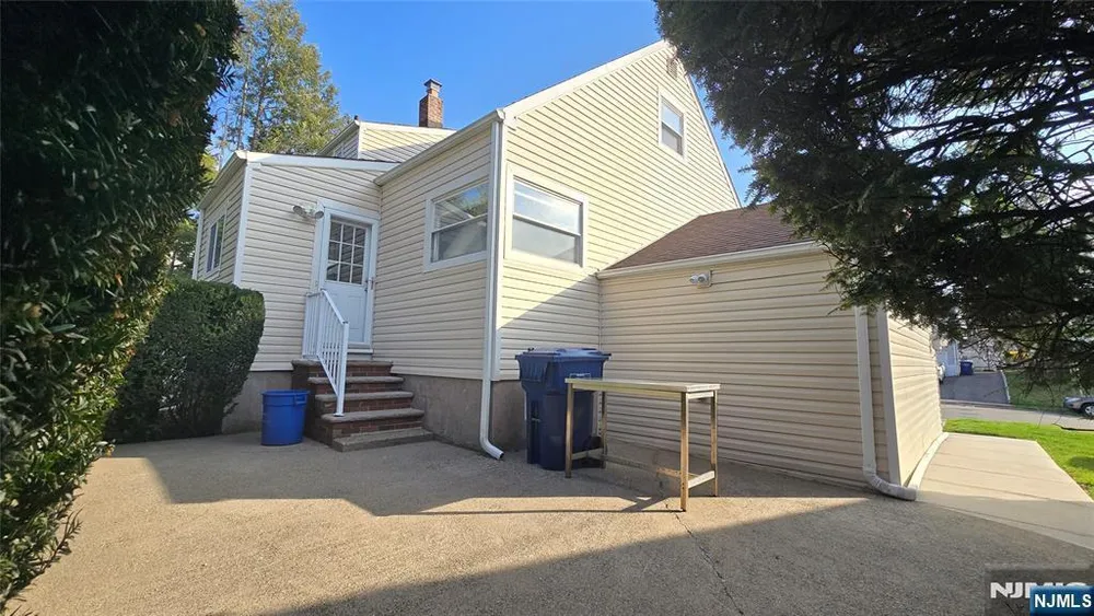 446 Maple Hill Dr, Hackensack, NJ 07601