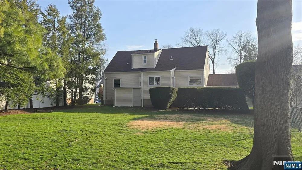 446 Maple Hill Dr, Hackensack, NJ 07601