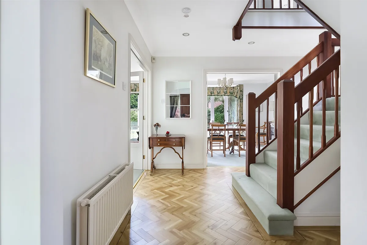 Glenheadon Close, Leatherhead, Surrey, KT22