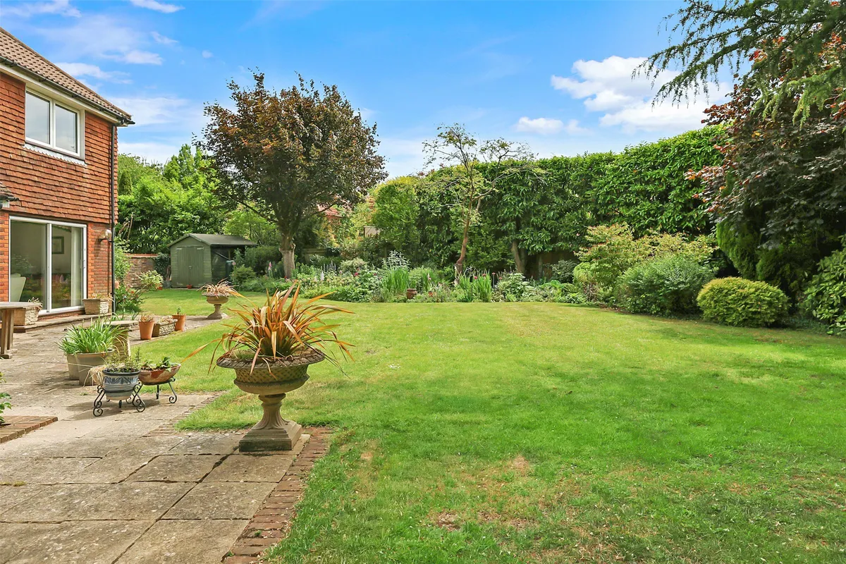 Glenheadon Close, Leatherhead, Surrey, KT22