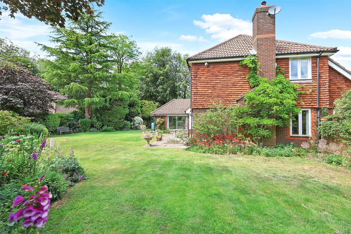 Glenheadon Close, Leatherhead, Surrey, KT22