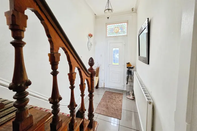 Property carousel image 3