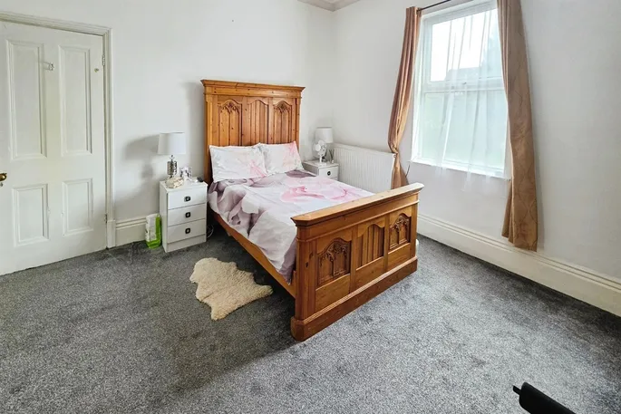 Property carousel image 12