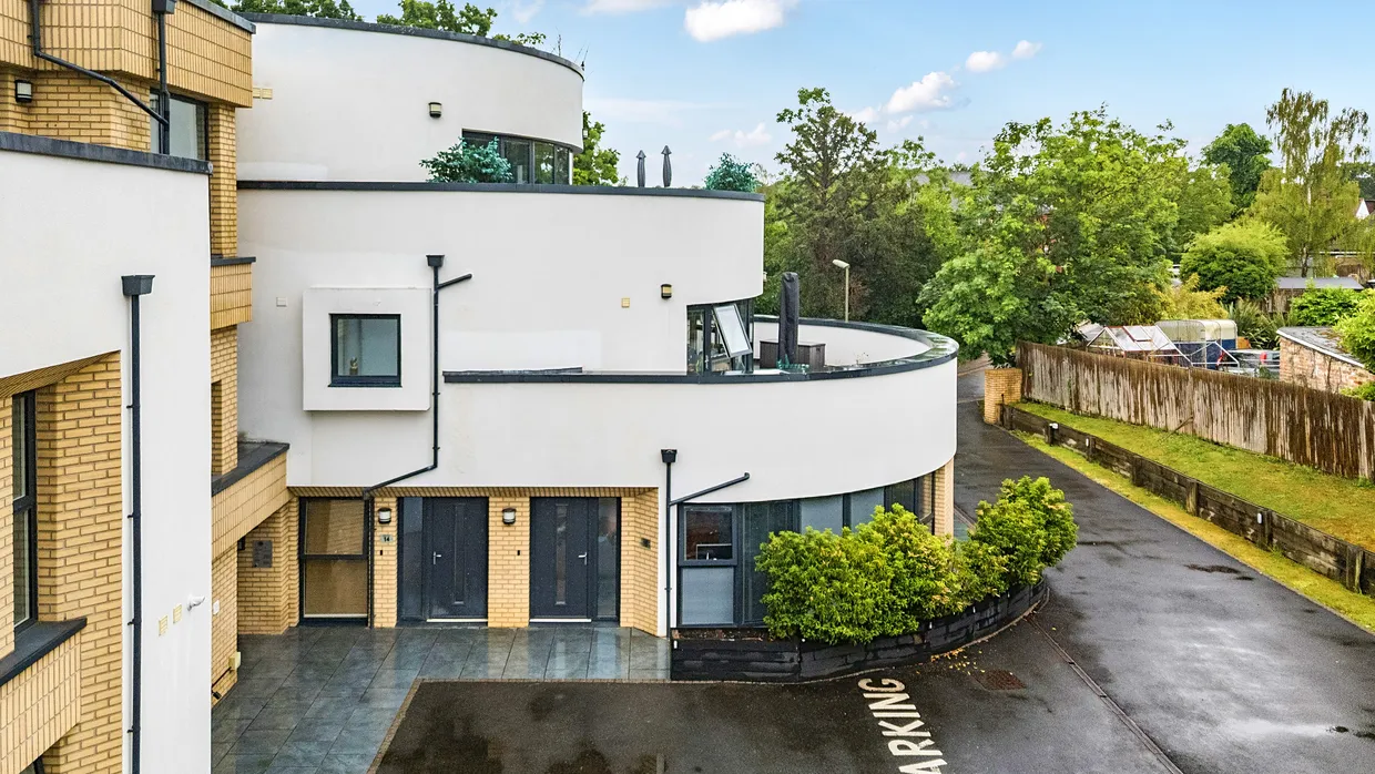 Court Lane, Epsom, KT19 photo 1